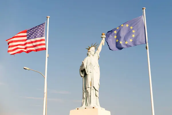 Estatua Libertad Con Bandera Americana Banderas Europeas Ellis Island — Foto de Stock