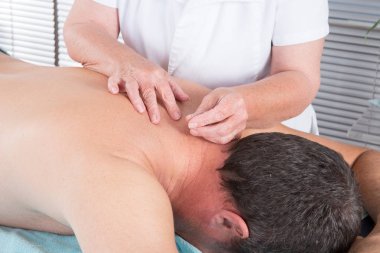 Kadın el adam spa salonda akupunktur tedavisi performans closeup
