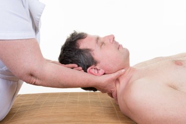 kadın masör boyun masaj spa salonda adam yapıyor