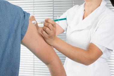Aşılama kavramı ile kadın doktor genç adam kol telkih