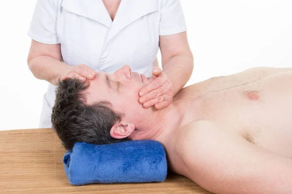 Ontspannen Young Man Ontvangen Gezicht Massage Behandeling Spa — Stockfoto