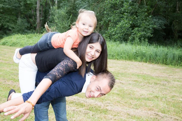 Dreiköpfige Familie Darunter Mutter Vater Und Kleinkind Spielen Huckepack Garten — Stockfoto