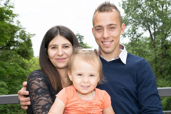 Fröhliche Dreiköpfige Familie Mit Süßer Tochter Vater Mann Und Frau — Stockfoto