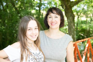 Güzellik genç kızı ile mutlu anne