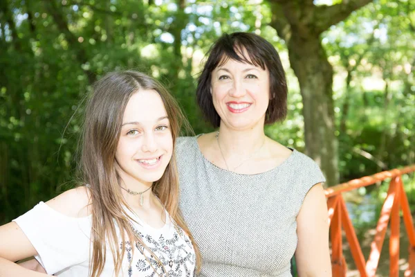 Feliz Madre Con Belleza Adolescente Hija — Foto de Stock