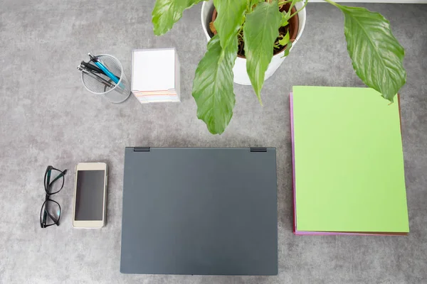 Bovenaanzicht Grijs Office Desk Tabel Met Laptop Smartphone Andere Benodigdheden — Stockfoto