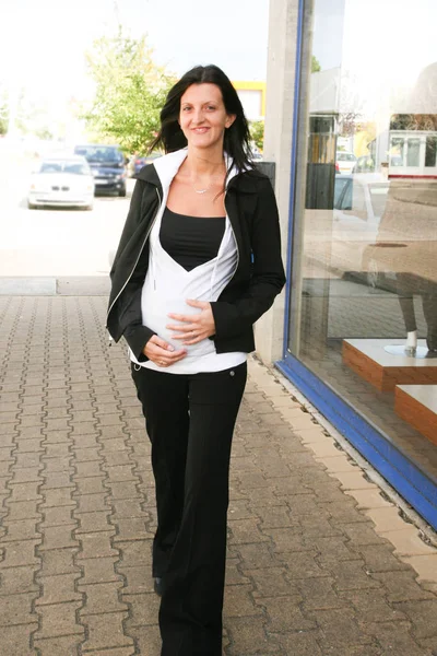 Hübsches Mädchen Frau Fuß Der Straße Mit Der Hand Schwangerschaftsbauch — Stockfoto