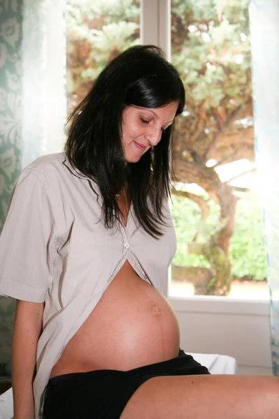 Linda Madre Esperando Bebé Con Vientre Mujer Embarazada Fuera Camisa —  Fotos de Stock