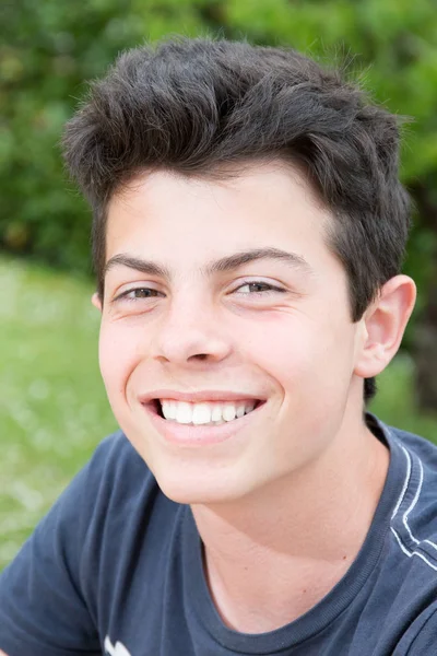 Retrato Jovem Sorrindo Adolescente Menino Livre Primavera Dia — Fotografia de Stock