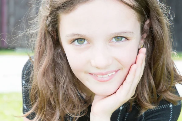 Süßes Kleines Mädchen Freien Blaue Augen Lächeln Und Schönheit Kind — Stockfoto