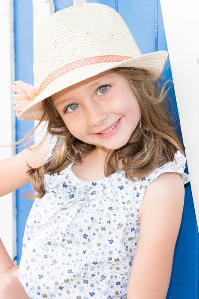 ストローで美しい小さな女の子帽子カメラのポーズ — ストック写真