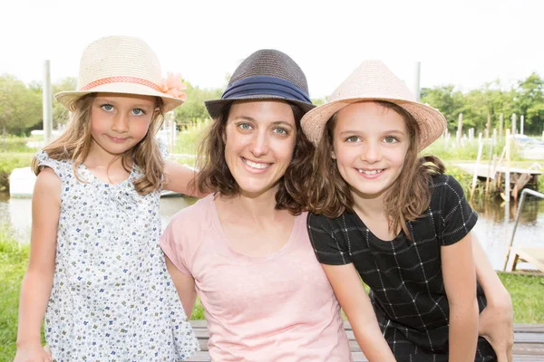 Smile Mother Outdoor Nportrait Two Girls Daughter Straw Hat Lake — Stock Photo, Image