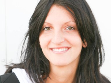 Beyaz arka plan kız modeli studio poz izole güzellik kadın yüz portre