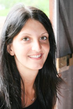 Kameraya bakarak kanepede oturan rahat neşeli esmer