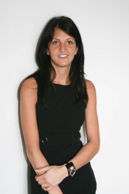 kız beyaz arka plan üzerinde rahat siyah kıyafetler uygun moda neşeli gülümseyen