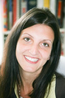 Evde office gülümseyerek mutlu bir genç kadın portresi portre