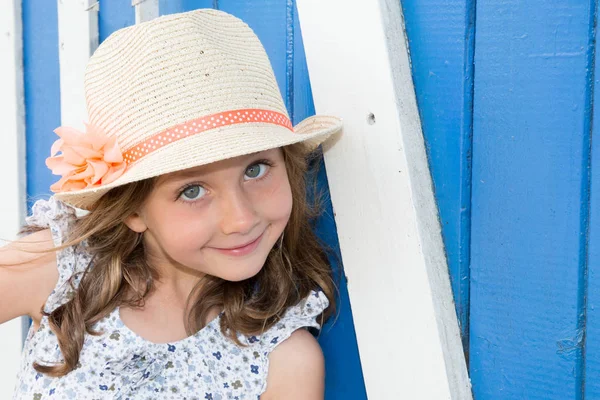 Retrato Cerca Adorable Niña Sonriente Con Sombrero Flores Paja — Foto de Stock