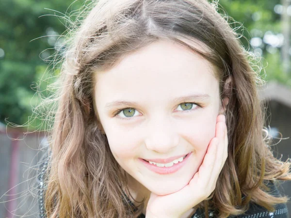 Lycklig Tid För Lilla Flicka Utomhus Barn Porträtt Skönhet — Stockfoto