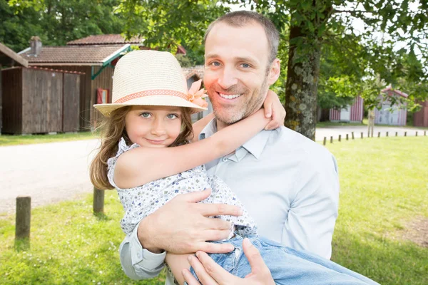 Glücklicher Mann Und Kleines Mädchen Sommerpark — Stockfoto