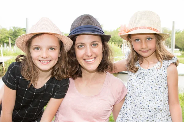 Glückliche Mutter Mit Ihren Zwei Kindern Mädchen Auf Dem Land — Stockfoto
