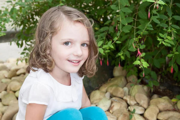 Linda Niña Casa Casa Jardín Familia Día Verano — Foto de Stock