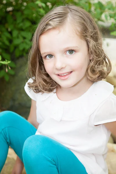 Menina Bonito Jardim Parque Prado Dia Verão — Fotografia de Stock