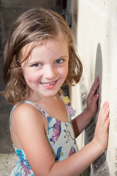 Küçük Kız Bahçede Duvar Karşı Duran Bir Moda — Stok fotoğraf