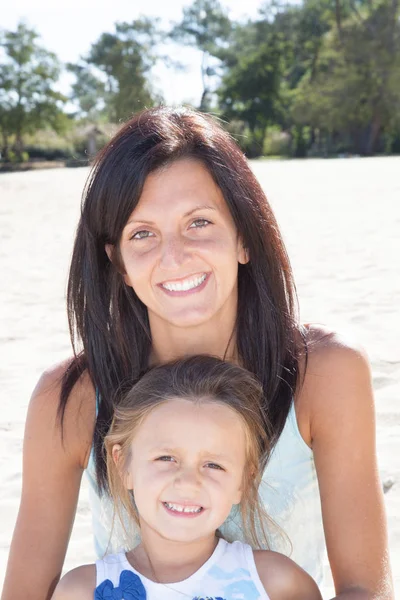 Familia Vacaciones Joven Madre Jugando Con Hija Fondo Del Mar — Foto de Stock