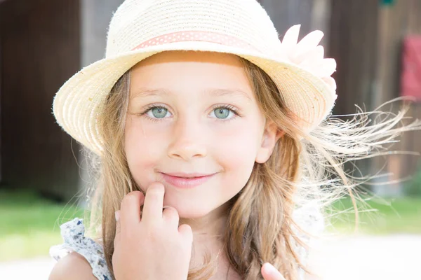 Mooi Blond Meisje Buiten Mooi Schoonheid Kind Met Zonlicht Haar — Stockfoto