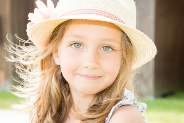 夏天阳光明媚的日子里戴着帽子的漂亮小孩女孩 — 图库照片