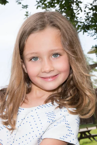 Портрет Привабливої Маленької Дівчинки Довгим Волоссям Відкритому Повітрі — стокове фото