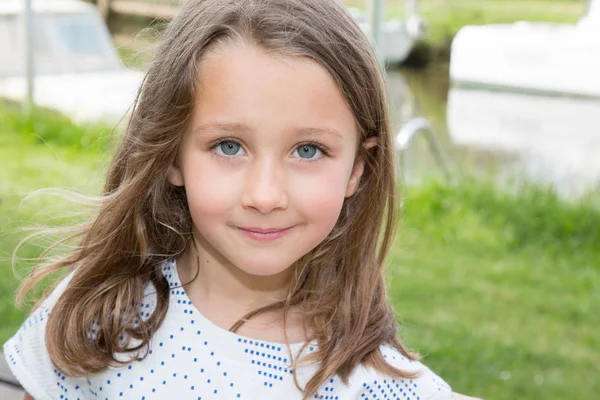 夏日草地河畔的可爱小女孩 — 图库照片