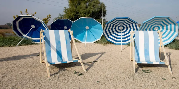 Białe Niebieskie Sceny Piasku Plaży Parasolem Zrelaksować Się Fotelu — Zdjęcie stockowe
