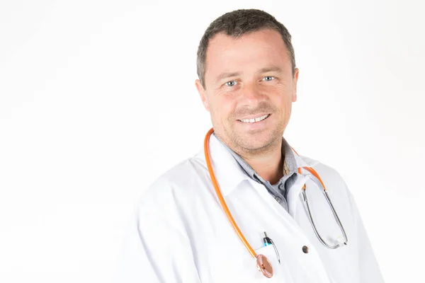 Médico Varón Sonriente Bata Blanca Aislado Sobre Fondo Blanco Concepto — Foto de Stock