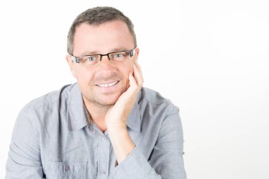 Gözlüklü yakışıklı bir adam portresi yakın çekim