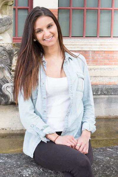 Buiten Portret Van Mooie Jonge Brunette Meisje — Stockfoto