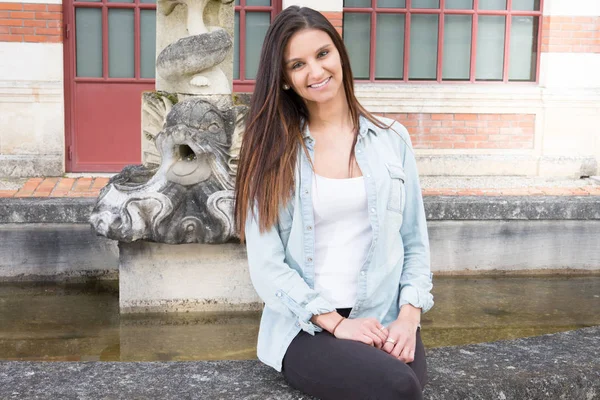 Belo Retrato Menina Amigável Com Sorriso Deslumbrante Looks Bonitos — Fotografia de Stock