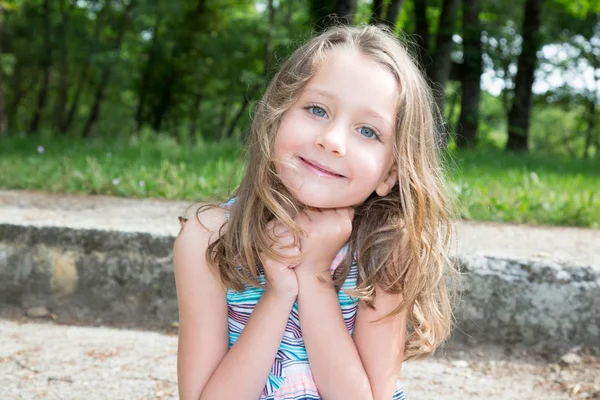 Retrato Uma Menina Doce Loira Bonita Criança Beleza — Fotografia de Stock
