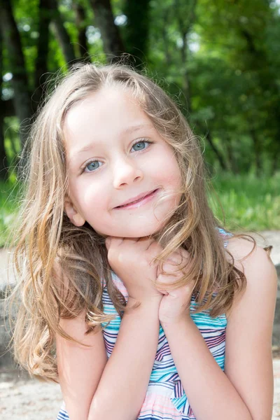 Bonito Adorável Menina Retrato Livre Verão — Fotografia de Stock