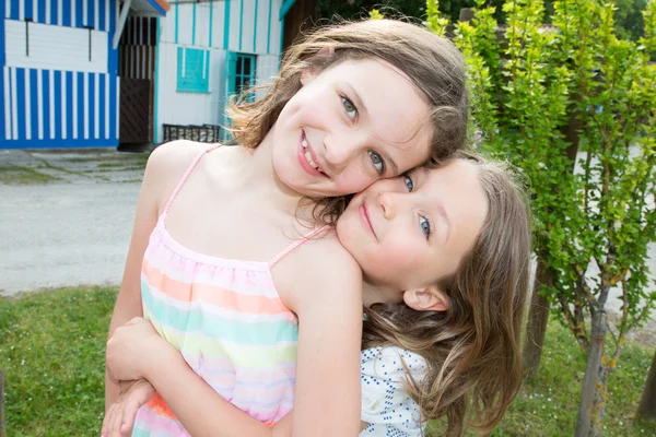 Retrato Duas Irmãs Felizes Abraçando Jardim Casa Grama Dia — Fotografia de Stock
