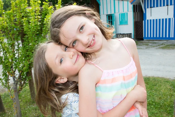 Two Sisters Hugging Outdoors Summer Day — Stock Photo, Image