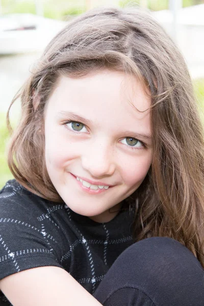 Niña Encantadora Con Sonrisa Feliz Aire Libre — Foto de Stock