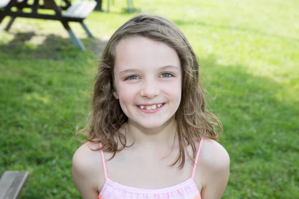 Livre Close Retrato Uma Menina Jovem Bonito Sorrindo — Fotografia de Stock