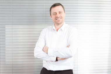 yakışıklı başarı işadamı gülümseme casual beyaz gömleği giyince geçti silah ile