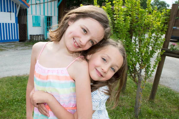 Zwei Schwestern Sommer Umarmen Und Lieben Familie Urlaubstag — Stockfoto