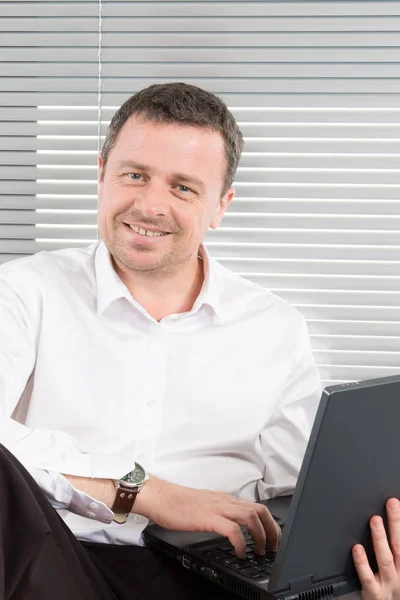 Pohledný Muž Podnikatel Kanceláři Relaxovat Prací Počítači Laptop Stole — Stock fotografie