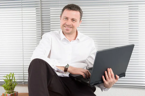 Geschäftsmann Sitzt Mit Lächelndem Laptop Schreibtisch — Stockfoto