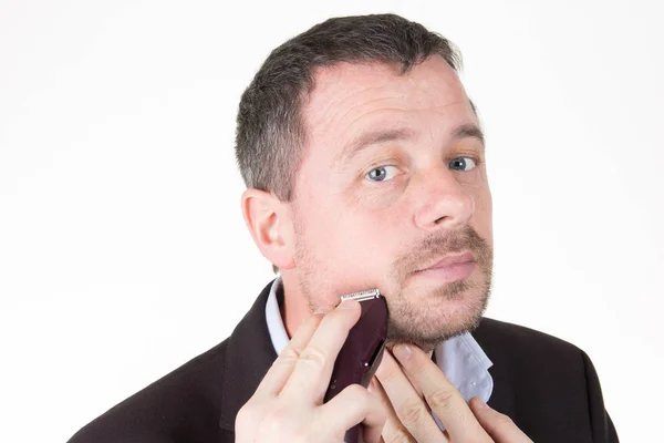 Empresario Afeita Barba Con Una Máquina Afeitar Eléctrica Lugar Trabajo — Foto de Stock