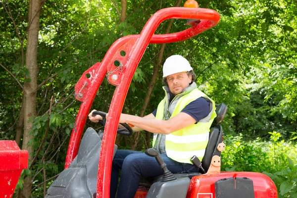 Stilig Man Köra Grävmaskin Traktorgrävare Med Vit Säkerhet Hatt — Stockfoto