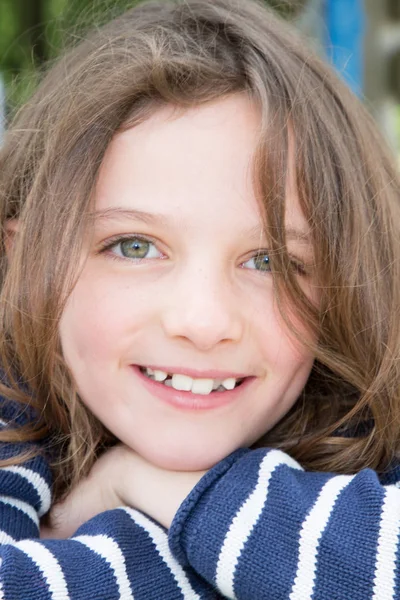 Aranyos Kis Lány Gyermek Szabadtéri Portréja — Stock Fotó